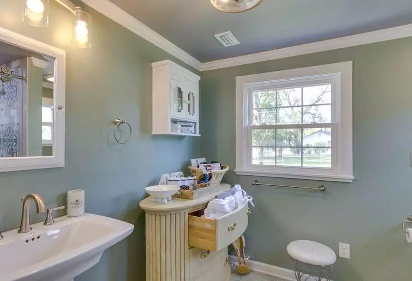 Inviting Quincy Cottage: Walk To Historic Downtown