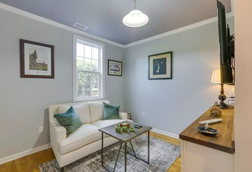 Inviting Quincy Cottage: Walk To Historic Downtown