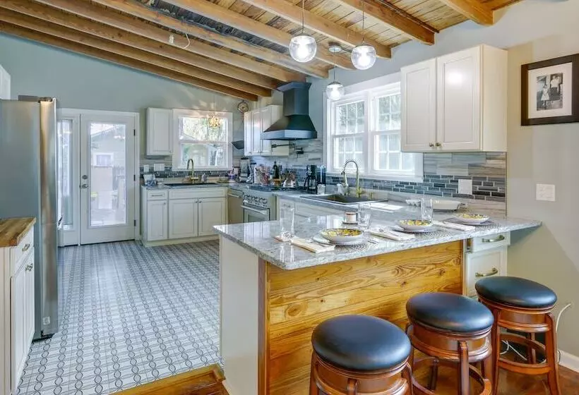 Inviting Quincy Cottage: Walk To Historic Downtown