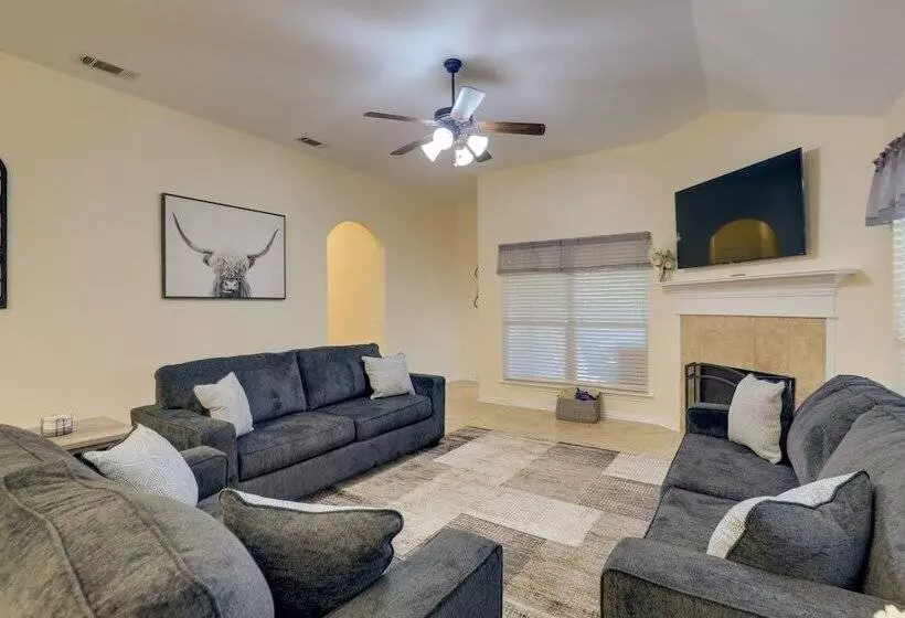 Covered Patio & Large Yard: Mansfield Home