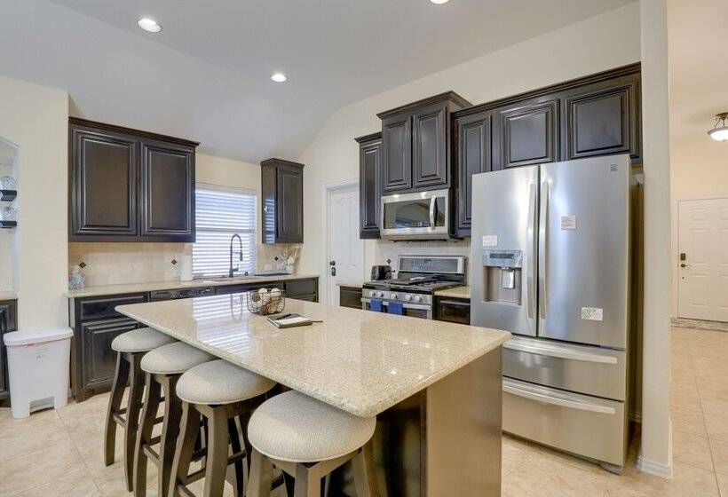 Covered Patio & Large Yard: Mansfield Home