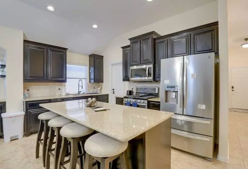 Covered Patio & Large Yard: Mansfield Home