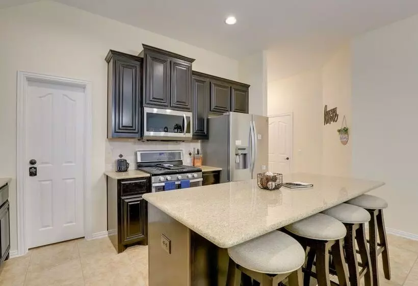 Covered Patio & Large Yard: Mansfield Home