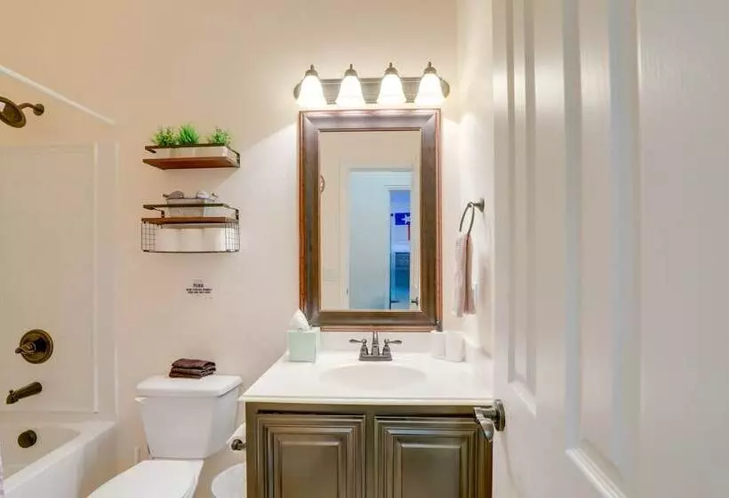 Covered Patio & Large Yard: Mansfield Home