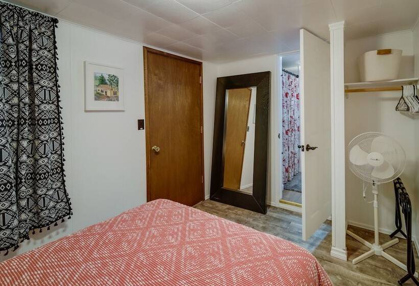 Newport Cabin On Diamond Lake W/ Private Boat Dock