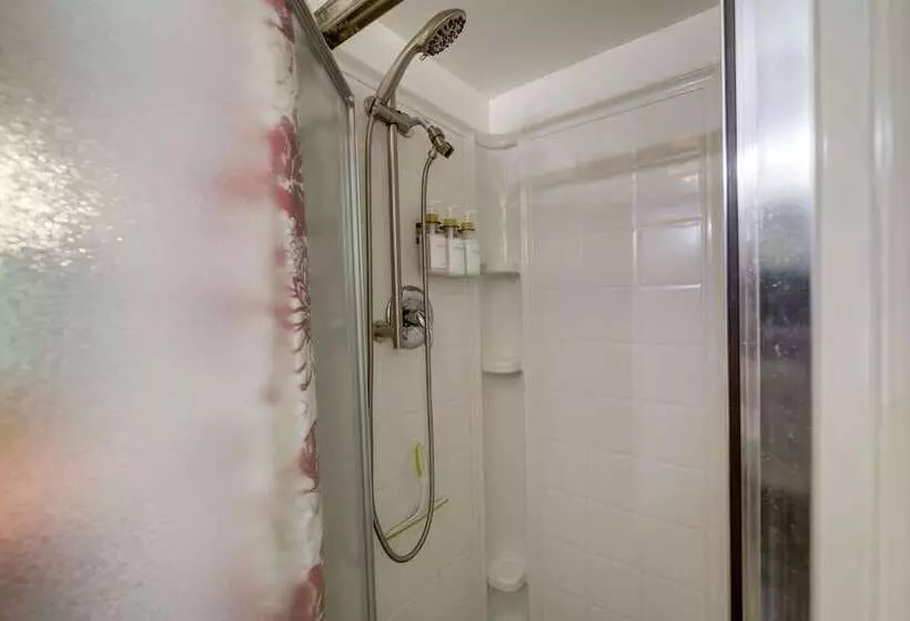 Newport Cabin On Diamond Lake W/ Private Boat Dock