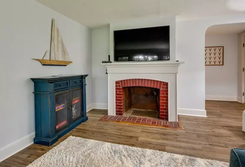 Near Beach: Pet Friendly Getaway W/ Yard