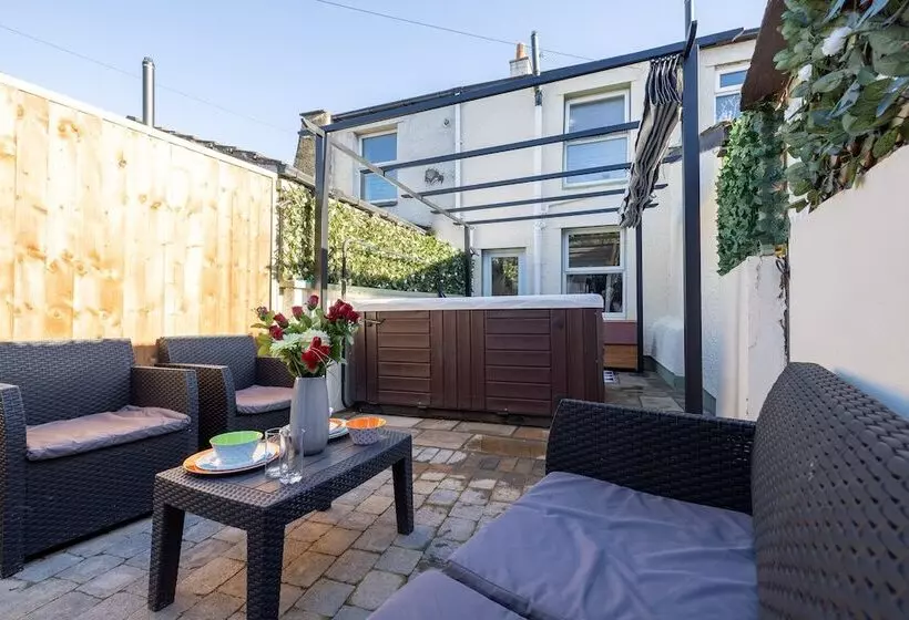 Morecambe Bay Cottage  Hot Tub/ Jacuzzi/sauna