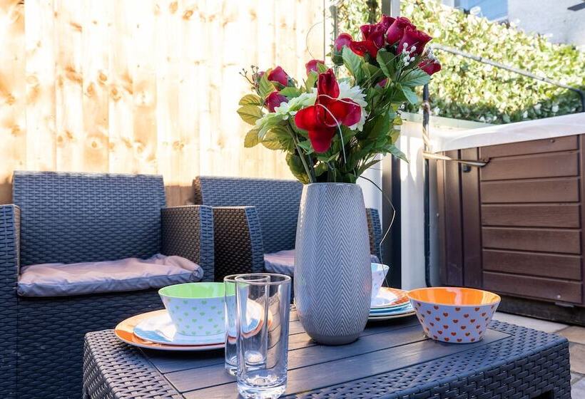 Morecambe Bay Cottage  Hot Tub/ Jacuzzi/sauna