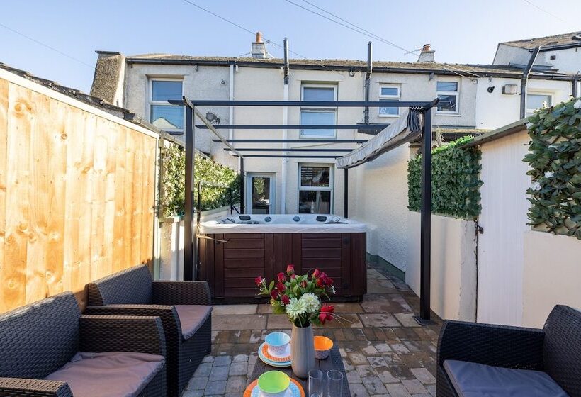 Morecambe Bay Cottage  Hot Tub/ Jacuzzi/sauna