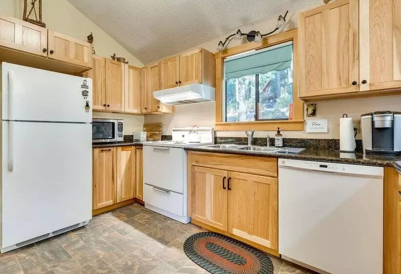 Ronald Cabin W/ Private Deck: Near Cle Elum Lake!