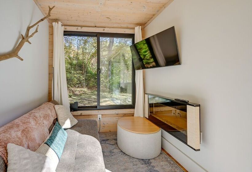 Secluded Bryson City Tiny Cabin Near River Access!