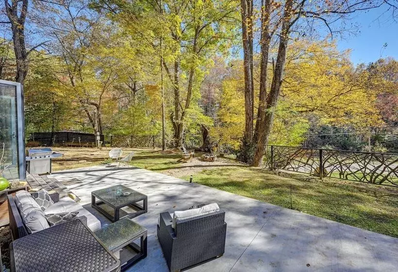 Secluded Bryson City Tiny Cabin Near River Access!