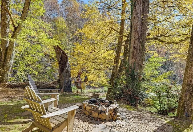 Secluded Bryson City Tiny Cabin Near River Access!