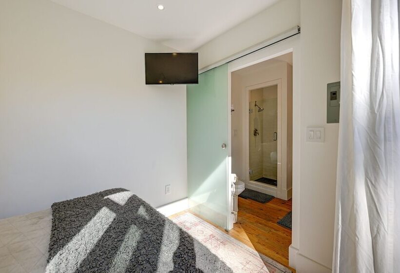 Secluded Bryson City Tiny Cabin Near River Access!