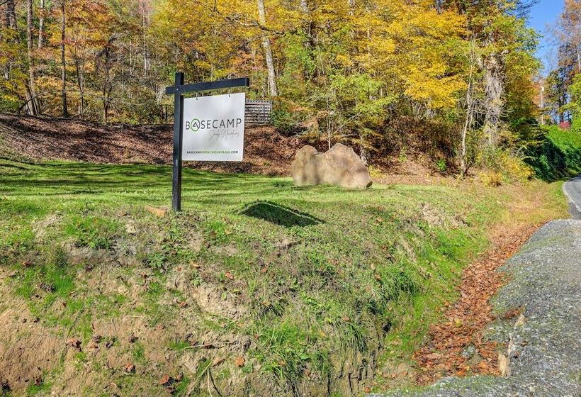 Secluded Bryson City Tiny Cabin Near River Access!