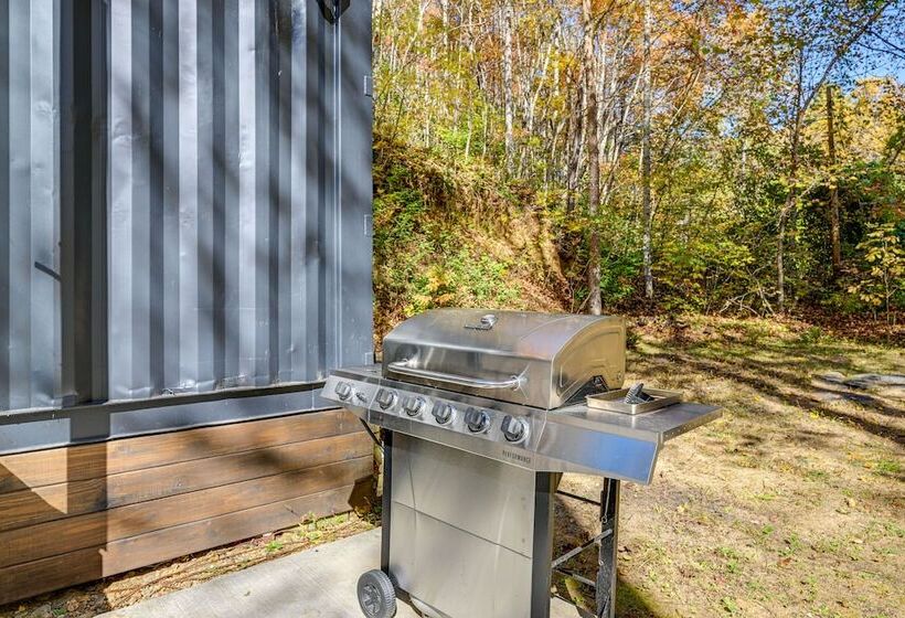 Secluded Bryson City Tiny Cabin Near River Access!