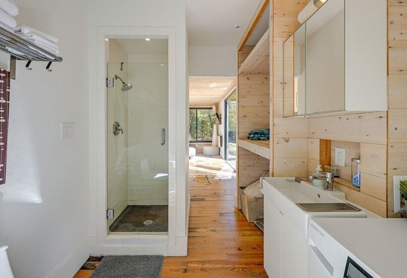 Secluded Bryson City Tiny Cabin Near River Access!