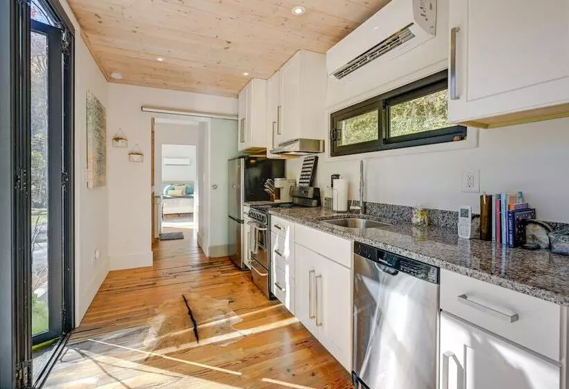 Secluded Bryson City Tiny Cabin Near River Access!