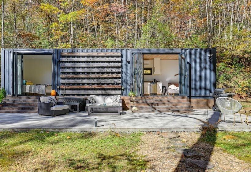 Secluded Bryson City Tiny Cabin Near River Access!