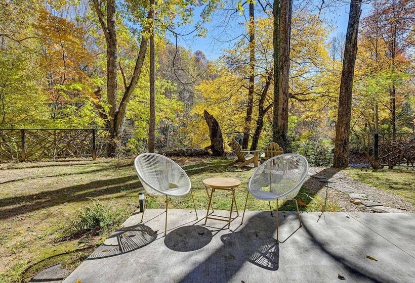 Secluded Bryson City Tiny Cabin Near River Access!