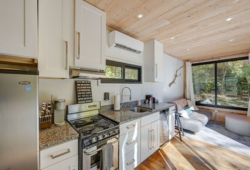 Secluded Bryson City Tiny Cabin Near River Access!