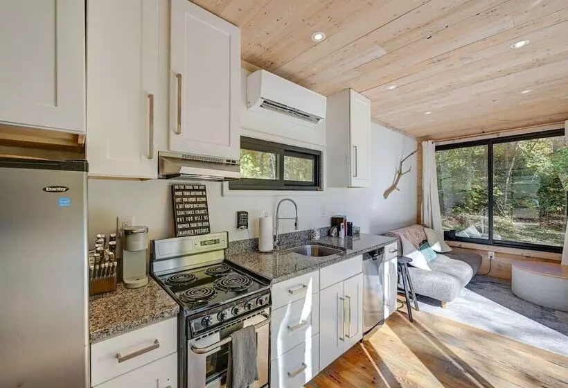 Secluded Bryson City Tiny Cabin Near River Access!