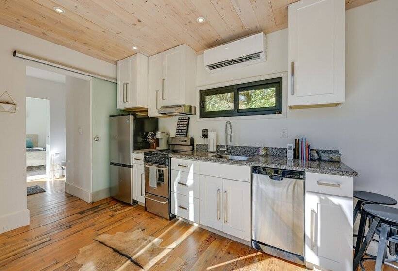 Secluded Bryson City Tiny Cabin Near River Access!