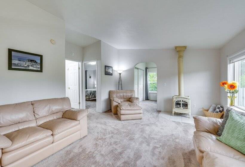 Secluded Port Angeles Home W/ Deck & Gas Grill!