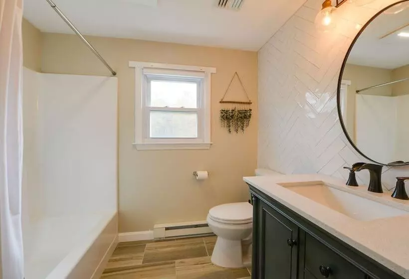 Spacious Oxford Home W/ Pool   4 Mi To Lake!