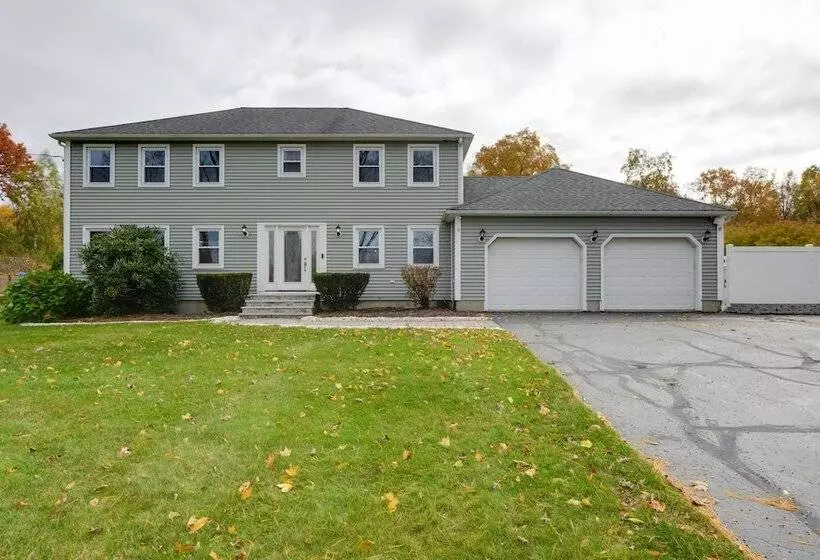 Spacious Oxford Home W/ Pool   4 Mi To Lake!