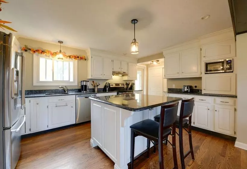 Spacious Oxford Home W/ Pool   4 Mi To Lake!
