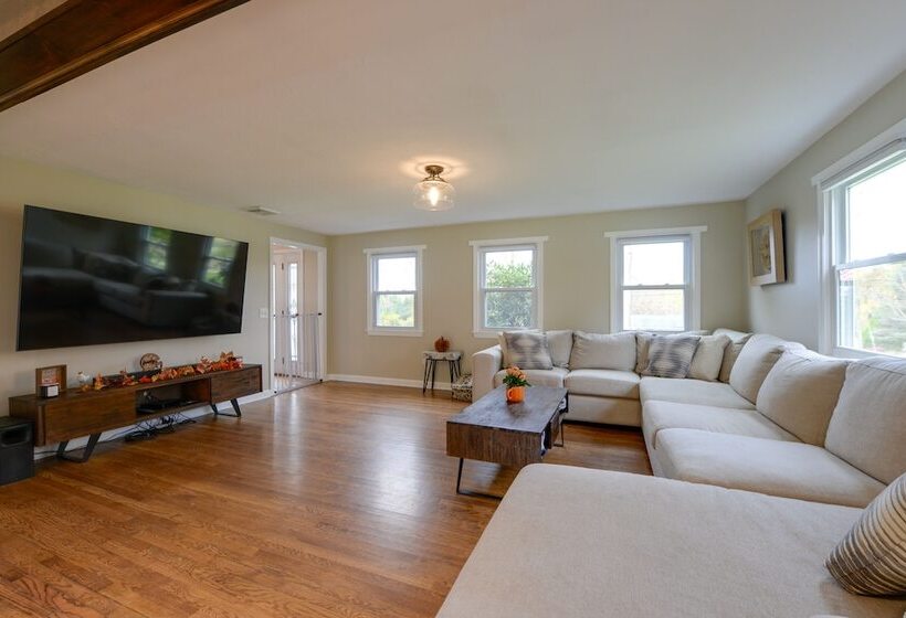 Spacious Oxford Home W/ Pool   4 Mi To Lake!