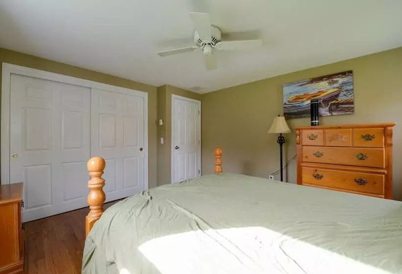 Spacious Oxford Home W/ Pool   4 Mi To Lake!