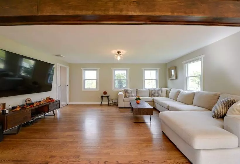 Spacious Oxford Home W/ Pool   4 Mi To Lake!