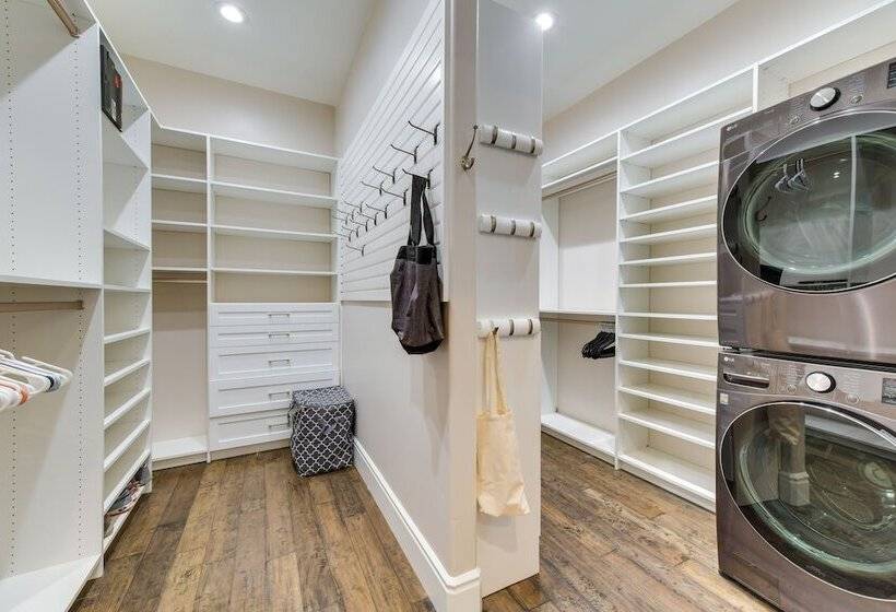 Spacious Queen Creek Home W/ Hot Tub & Pool!