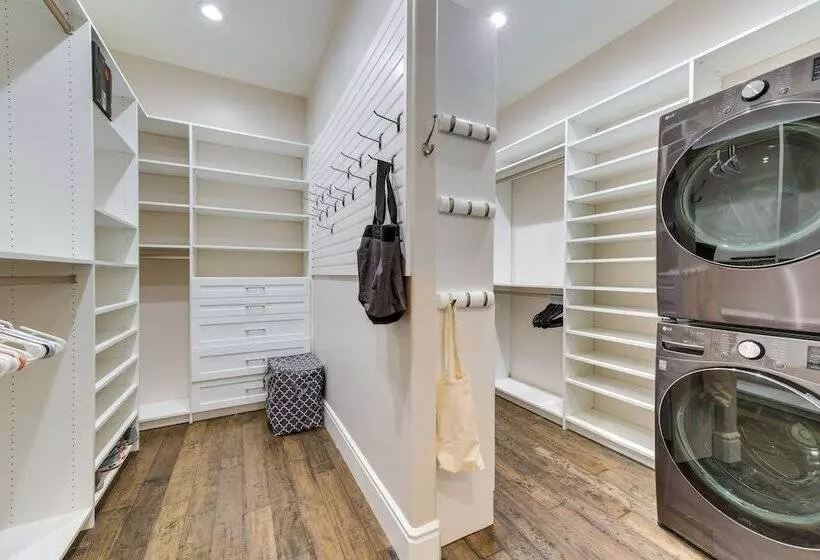 Spacious Queen Creek Home W/ Hot Tub & Pool!