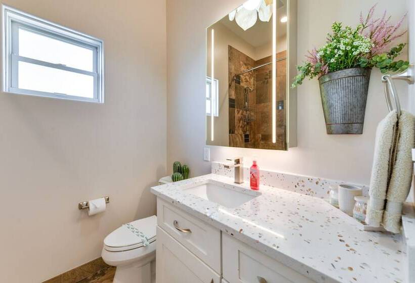 Spacious Queen Creek Home W/ Hot Tub & Pool!