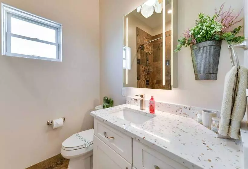 Spacious Queen Creek Home W/ Hot Tub & Pool!