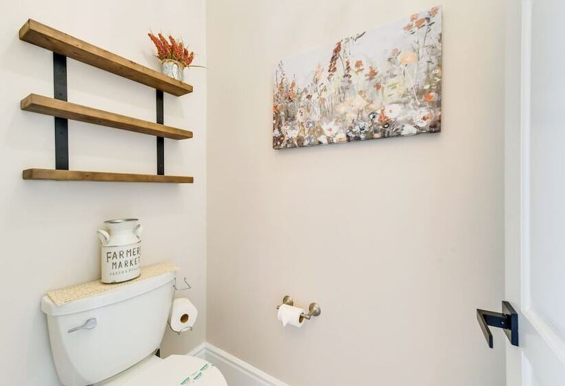 Spacious Queen Creek Home W/ Hot Tub & Pool!