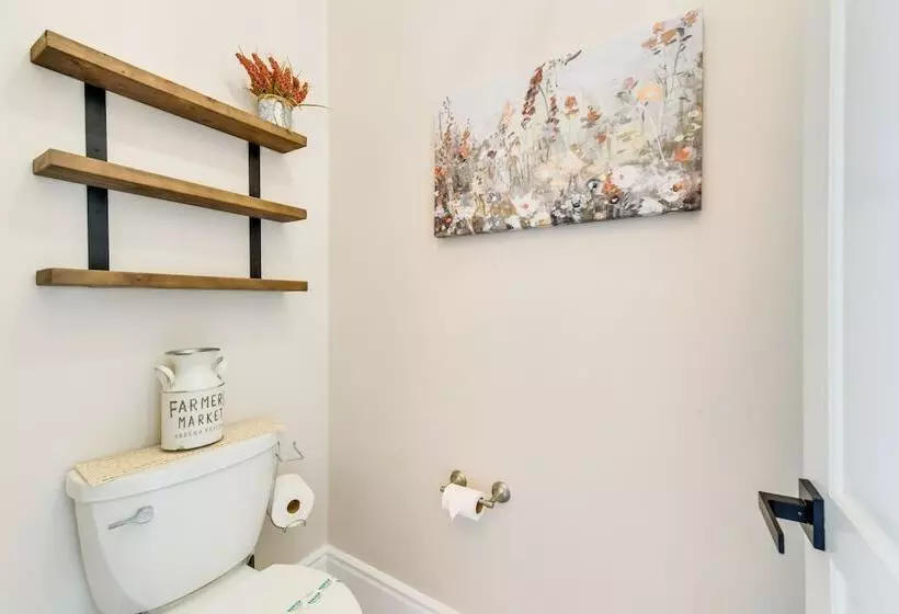 Spacious Queen Creek Home W/ Hot Tub & Pool!