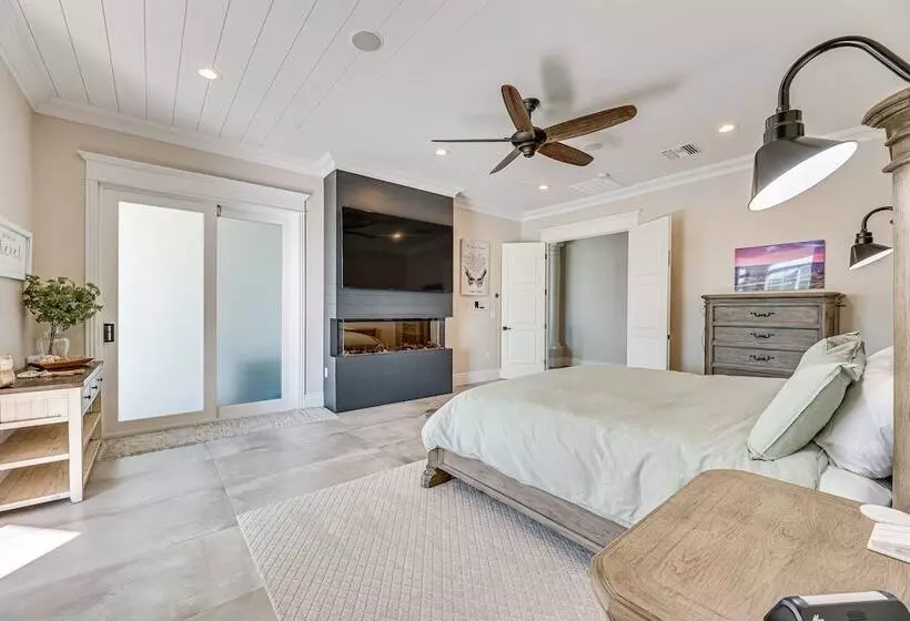 Spacious Queen Creek Home W/ Hot Tub & Pool!