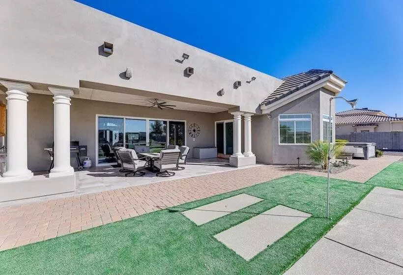 Spacious Queen Creek Home W/ Hot Tub & Pool!