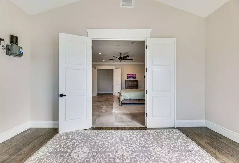 Spacious Queen Creek Home W/ Hot Tub & Pool!