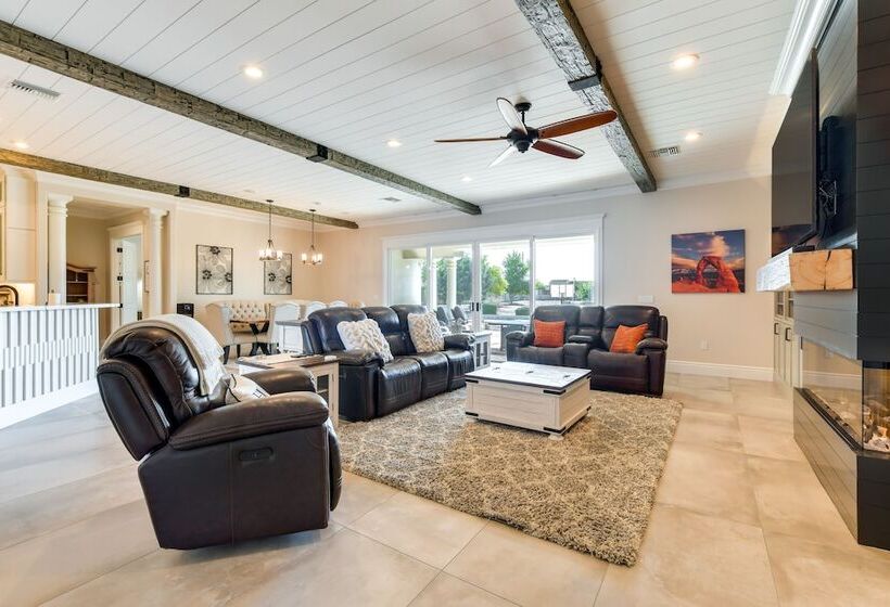 Spacious Queen Creek Home W/ Hot Tub & Pool!