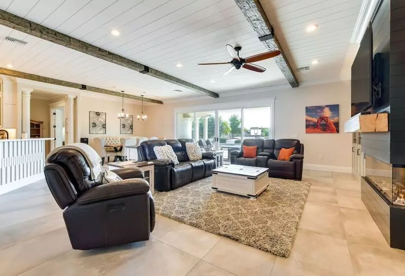 Spacious Queen Creek Home W/ Hot Tub & Pool!