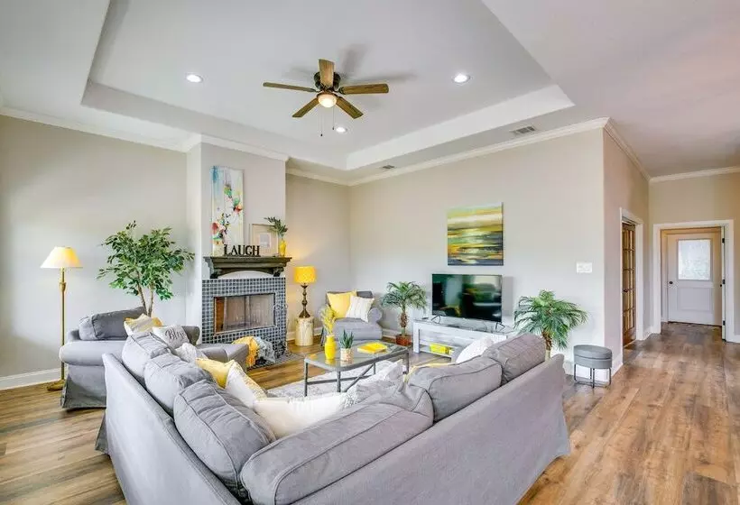 Covered Patio & Yard: Texas Escape In Keene