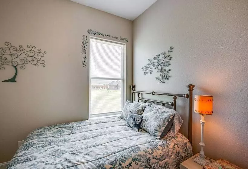 Covered Patio & Yard: Texas Escape In Keene