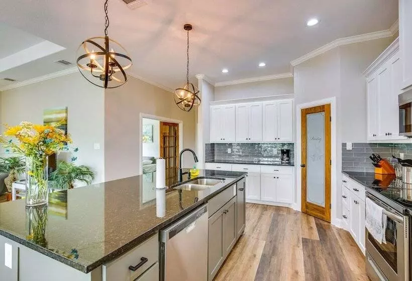 Covered Patio & Yard: Texas Escape In Keene