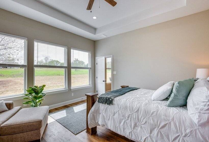 Covered Patio & Yard: Texas Escape In Keene